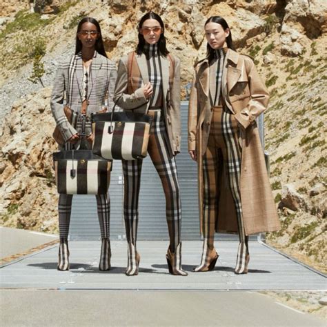 abiti burberry 2020|All the Looks from Burberry Fall/Winter 2020 Collection .